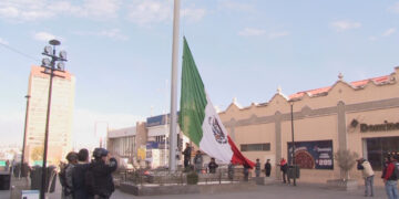 Realizan izamiento de bandera en la Plaza de Armas