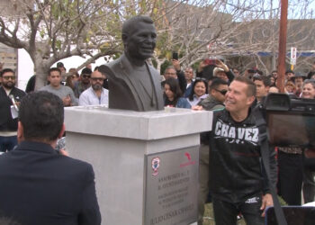 Develan busto de Julio César Chávez en Delicias