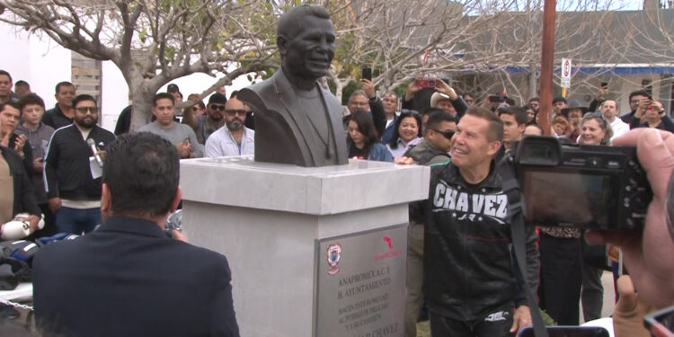 Develan busto de Julio César Chávez en Delicias