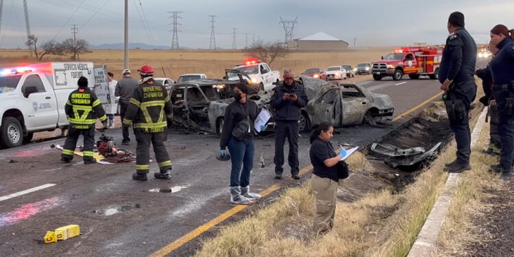Tragedia en la vía a Cuauhtémoc: Fallecen tres personas calcinadas tras choque