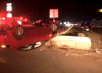 Conductora vuelca en el corredor comercial de Cuauhtémoc