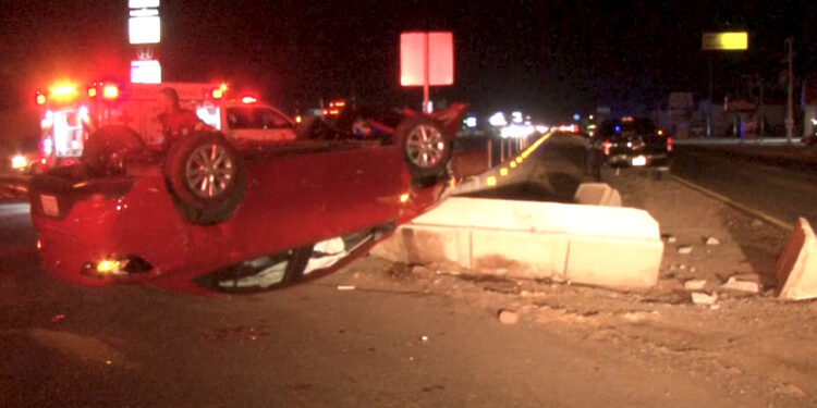 Conductora vuelca en el corredor comercial de Cuauhtémoc