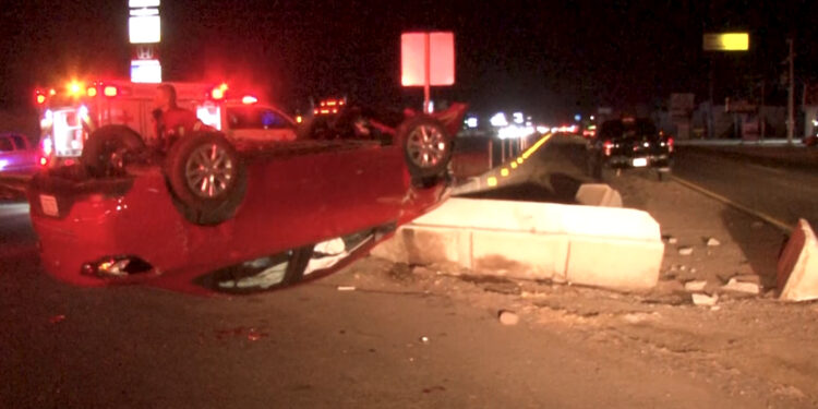 Grave tras volcar: Conductora impacta muro de contención en el Corredor Comercial