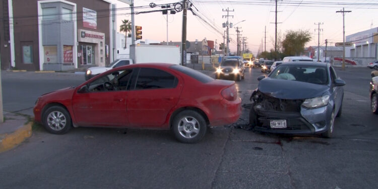 Choque entre dos vehículos deja solo daños materiales