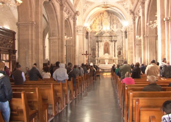 Feligreses celebran el Día de la Candelaria en la Catedral