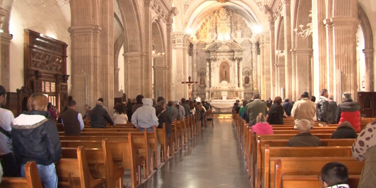 Feligreses celebran el Día de la Candelaria en la Catedral