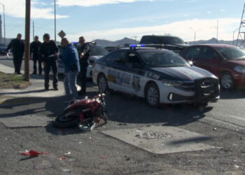 Motociclista resulta lesionado tras impacto con Urvan