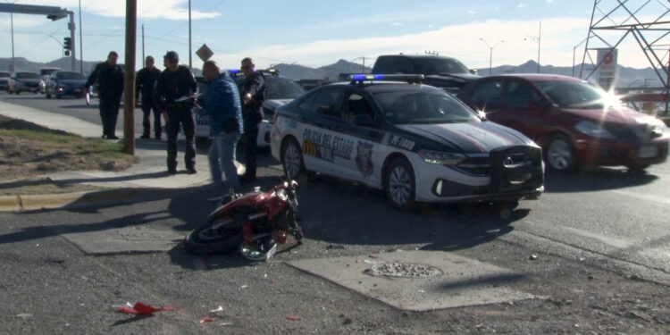 Motociclista resulta lesionado tras impacto con Urvan