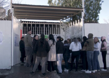 Padres se manifiestan por presuntas irregularidades en primaria