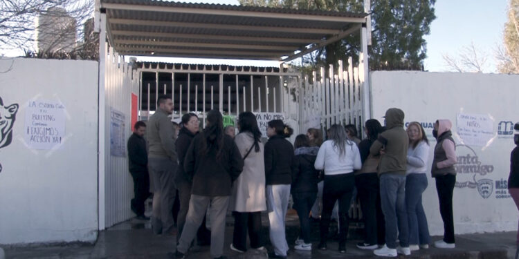 Padres se manifiestan por presuntas irregularidades en primaria