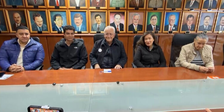 Esteban Roacho visita al alcalde de Cuauhtémoc