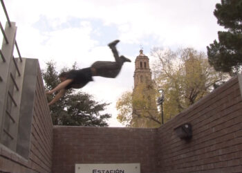 Jóvenes practican parkour en escaleras del Bowí y atraen miradas en el centro