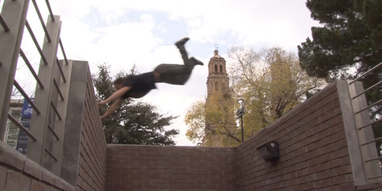 Jóvenes practican parkour en escaleras del Bowí y atraen miradas en el centro