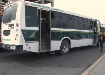Usuarios denuncian riesgo en transporte público por puertas abiertas