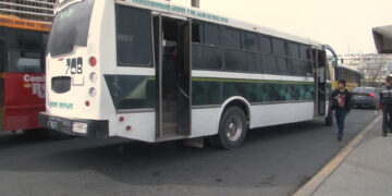 Usuarios denuncian riesgo en transporte público por puertas abiertas