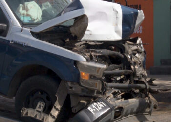 Dos oficiales lesionadas tras chocar patrulla contra autobús en Cerro de la Cruz