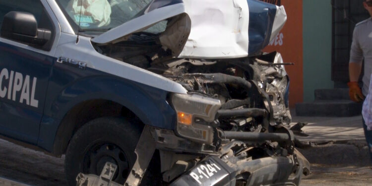 Dos oficiales lesionadas tras chocar patrulla contra autobús en Cerro de la Cruz