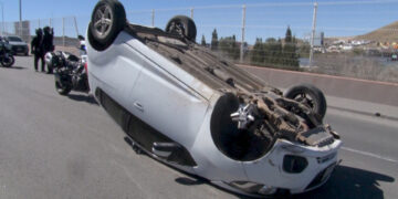 Tres adolescentes resultan lesionados tras volcadura en Periférico de la Juventud