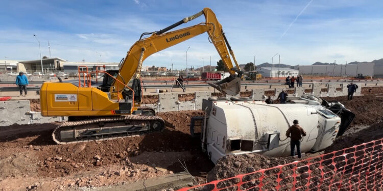 Vuelca pipa de agua en obra del puente de Industrias y Nogales