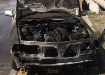 Se incendia un vehículo en el cruce de Tecnológico y Circuito Universitario