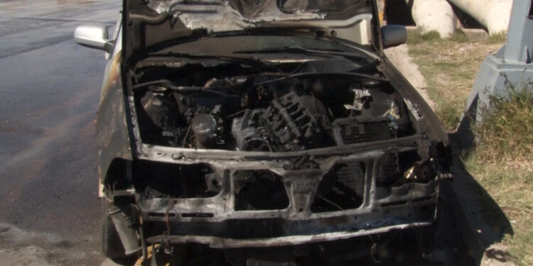 Se incendia un vehículo en el cruce de Tecnológico y Circuito Universitario