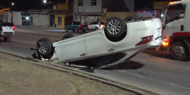 Conductora vuelca en la avenida Prieto Luján