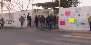 Conflicto entre padres mantiene cerrada escuela primaria