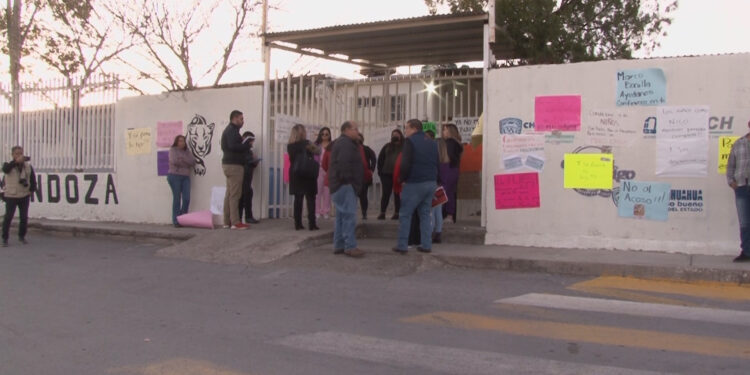 Conflicto entre padres mantiene cerrada escuela primaria