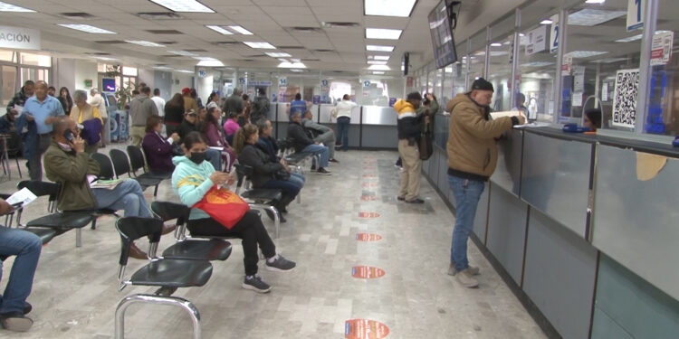 Baja afluencia en el inicio del pago de revalidación vehicular