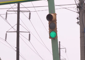 Atienden falla en semáforo tras difusión en redes sociales