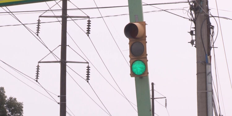 Atienden falla en semáforo tras difusión en redes sociales