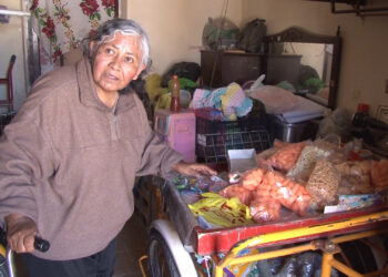 Vendedora arrollada enfrenta trabas de aseguradora para reparar daños
