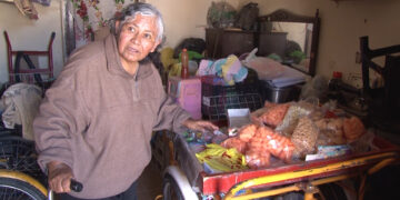 Vendedora arrollada enfrenta trabas de aseguradora para reparar daños