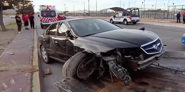 Mujer lesionada tras volcadura en la capital