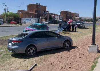 Conductora sale ilesa tras chocar su vehículo en Los Nogales