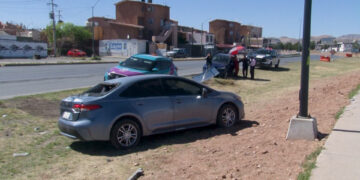 Conductora sale ilesa tras chocar su vehículo en Los Nogales