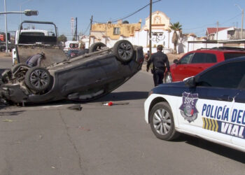 Padre e hija resultan lesionados tras volcar su vehículo en Villa del Real
