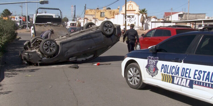 Padre e hija resultan lesionados tras volcar su vehículo en Villa del Real