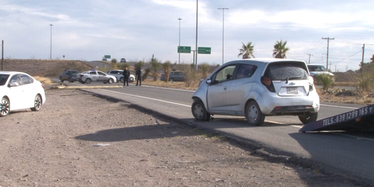 Mujer y su hijo resultan ilesos tras choque en Delicias