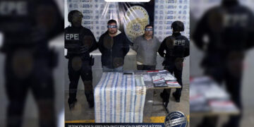 Detienen a 2 en la Rosario con porciones de supuesta cocaína y 100 mil pesos en efectivo