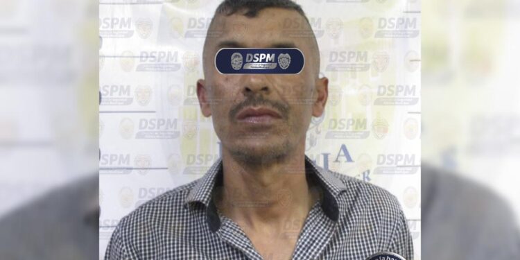 Detienen en el centro a hombre con supuesta droga y arma de utilería