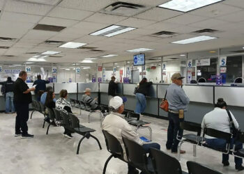 Chihuahuenses aprovechan últimas horas de descuentos de la revalidación vehicular