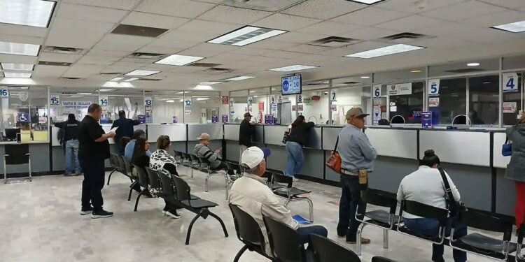 Chihuahuenses aprovechan últimas horas de descuentos de la revalidación vehicular