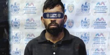 Detienen a sujeto acusado de robar la pila de un auto en una plaza comercial