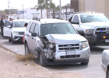 Conductora se distrae y choca contra camioneta estacionada