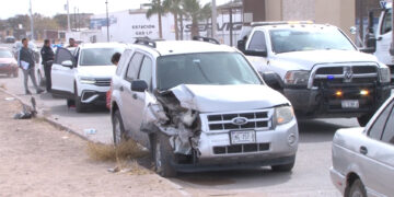 Conductora se distrae y choca contra camioneta estacionada