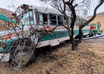 Tres lesionados tras accidente de camión en carretera a Aldama
