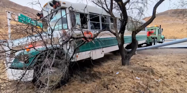 Tres lesionados tras accidente de camión en carretera a Aldama