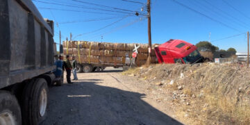 Tráiler es arrollado por tren en la colonia Popular