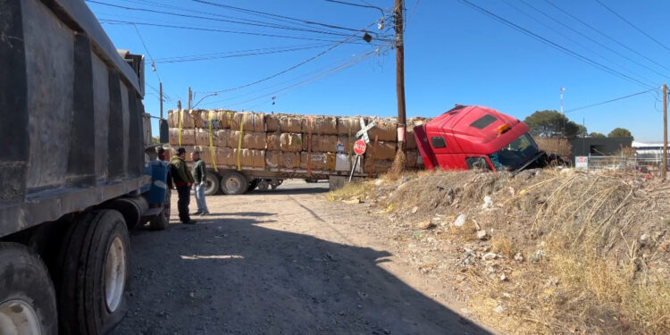 Tráiler es arrollado por tren en la colonia Popular